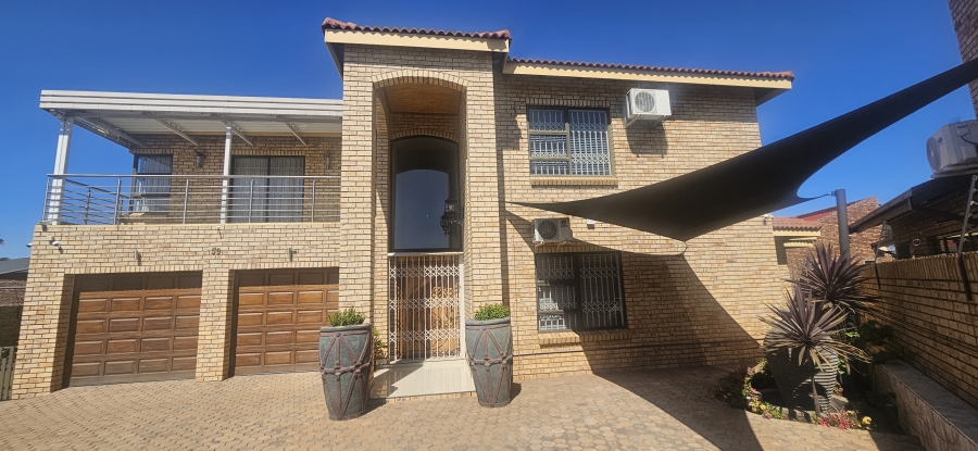4 Bedroom Property for Sale in Roylglen Gardens Northern Cape